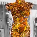 Frauenbueste Ein Blickfang fuer jeden Raum - Stahlblech, teilweise aus Schraubenmuttern gearbeitet, filigran gebrochen, pulverbeschichtet und veredelt, Stahlblechsockel montiert auf Holzstele (auf Anfrage mit Beleuchtung) (Hoehe ca. 1,70 m) Frauenbueste Ein Blickfang fuer jeden Raum