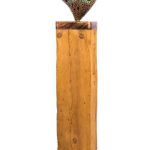 Strahlendes Herz - Filigran durchbrochener Stahlblechkorpus, pulverbeschichtet auf antikem Holz montiert, mit beleuchtetem Glasstein (Hoehe ca. 1,60 m) Strahlendes Herz