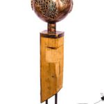 Kugel - Auf skulptural bearbeitetem Holzbalken, Stahlkorpus pulverbeschichtet mit beleuchtetem gruenen Glasstein (Hoehe 1,50 m) Kugel